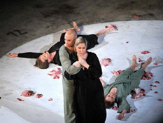 Euripid, Bakhe, red. Oliver Frljić, foto: Petar Fabijan, www.novilist.hr (16. Međunarodni festival malih scena u Rijeci)