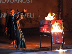 Euripid, Bakhe, red. Oliver Frljić, foto: Petar Fabijan, www.novilist.hr (16. Međunarodni festival malih scena u Rijeci)