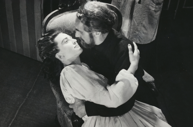 Mira Župan i Emil Kutjero u Begovićevoj predstavi <em>Bez trećega</em>, red. Ljudevit Galić, 1953. 