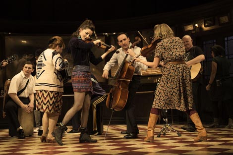 Ansambl predstave; Phoenix Theatre, London (West End): Ende Walsh – Glen Hansard & Markéta Irglovà, Once, red. John Tiffany, foto: Manuel Harlan