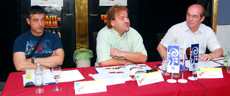 Igor Mešin (redatelj mjuzikla Skidajte se do kraja), Darko Brlek (direktor Festivala Ljubljama) i Niko Pavlović (kavnatelj ZGK Komedija) na konferenciji za novinare u povodu gostovanja Skidajte se do kraja na Festivalu Ljubljana, foto: Ines Novković