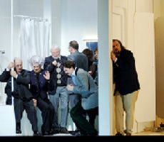 Oper Frankfurt: Giacomo Puccini, GIANNI SCHICCHI, red. Claus Guth; Željko Lučić (Gianni Schicchi, desno), foto: www.operatoday.com