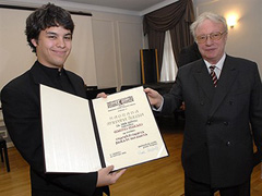 Marinu je nagradu uručio predsjednik Ocjenjivačkog suda maestro Pavle Dešpalj, foto www.tportal.hr