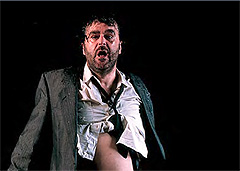 Priča o kazališnom putovanju u neotkrivena mjesta između bijesa i ljubavi, samoće i susreta, sputanosti i slobode / Story of a Theatre Journey (into the undiscoveret places between anger and love, solitude and encounter, constraint and liberty), foto © Jean-Louis Fernandez