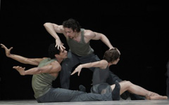 Theater Augsburg: Leo Mujic, Traumgekrönt; Abel Cruz dos Santos, Armando Gonzales Besa, Christine Ceconello, foto: Nik Schölzel
