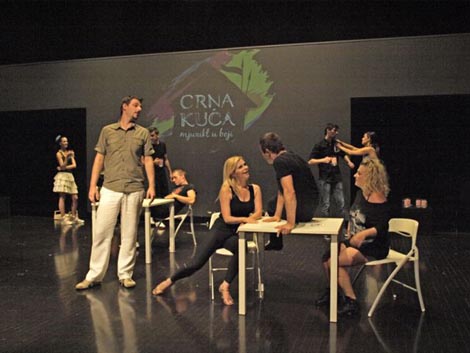 Crna kuća, fotografija s probe