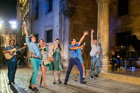 Festivalski dramski ansambl, Ivo Vojnović, Dubrovačka trilogija (Na taraci), red. Staša Zurovac