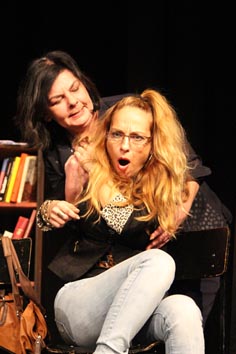 Gradsko kazalište Požega: Damir Mađarić, Glumice u zagrljaju, red. Damir Mađarić, foto: Hrvoje Kusik