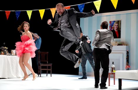 Satiričko kazalište Kerempuh, Zagreb: Richard Bean, Jedan sluga, dva gospodara, red. Vito Taufer