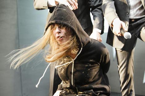 Zagrebačko kazalište mladih: Jazmín Sequeira, Luciano Delprato, #radninaslovantigona, red. Renata Carola Gatica