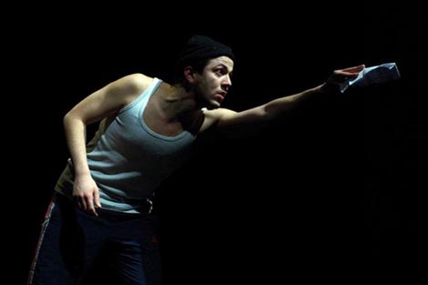 Nikole Baće u sceni iz predstave; Zbigniew Rybczyński, Tango, scenski pokret: Saša Božić, Ksenija Zec, foto: Sara B. Moritz, www.facebook.com