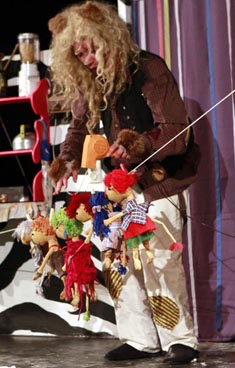 Dječje kazalište Dubrava, Zagreb, & Kazališna družina Pinklec, Čakovec: <em>Tata Lav i njegova sretna djeca</em> (po motivima slikovnice Horsta Eckerta Janosha), red. Paolo Tišljarić